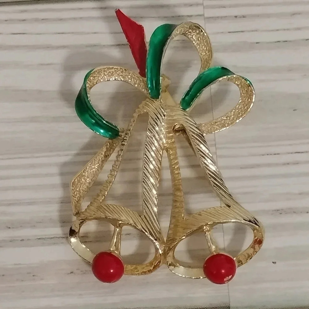 Gerrys Gold Tone Fashion Christmas Red Green Bells Holiday Brooch Pin